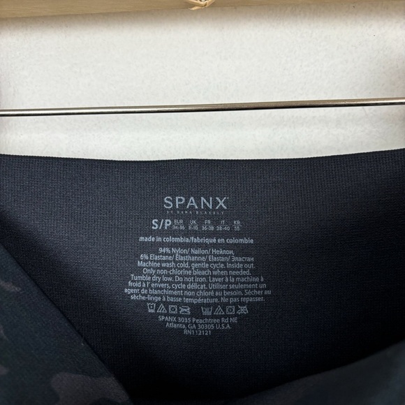 NWT SPANX Look At Me Now Black Camo Leggings Sz S - Picture 10 of 10